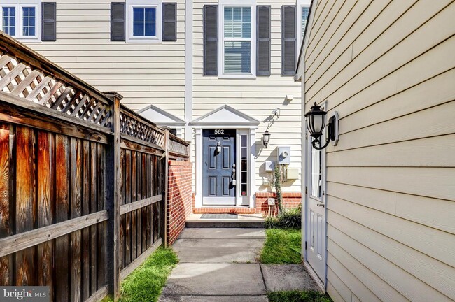 Building Photo - 562 Marina Landing Ln