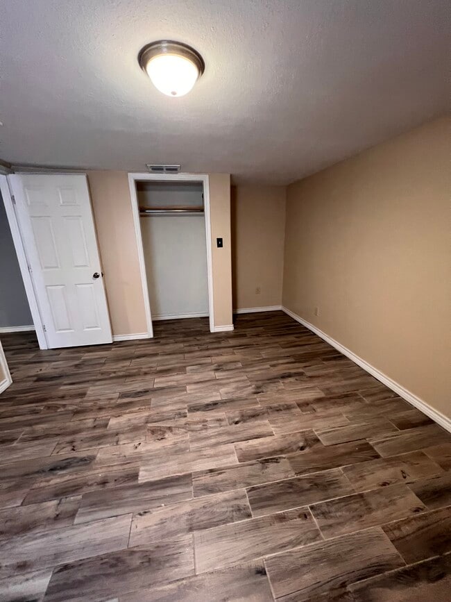 Building Photo - 725 W I Ave