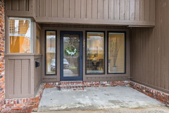 Building Photo - Available August 20th - 3 bedroom condo - ...