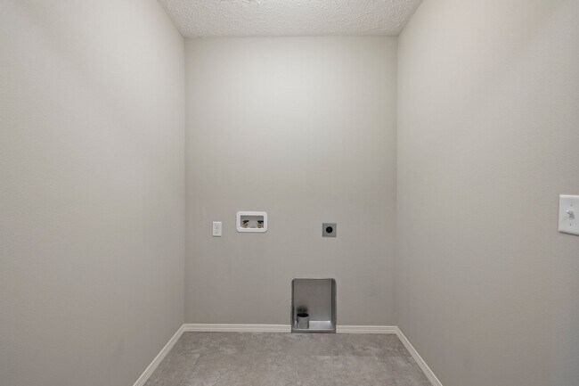 Foto del edificio - 3 Bedroom Duplex Rental in Monte Cristo Neighborhood!
