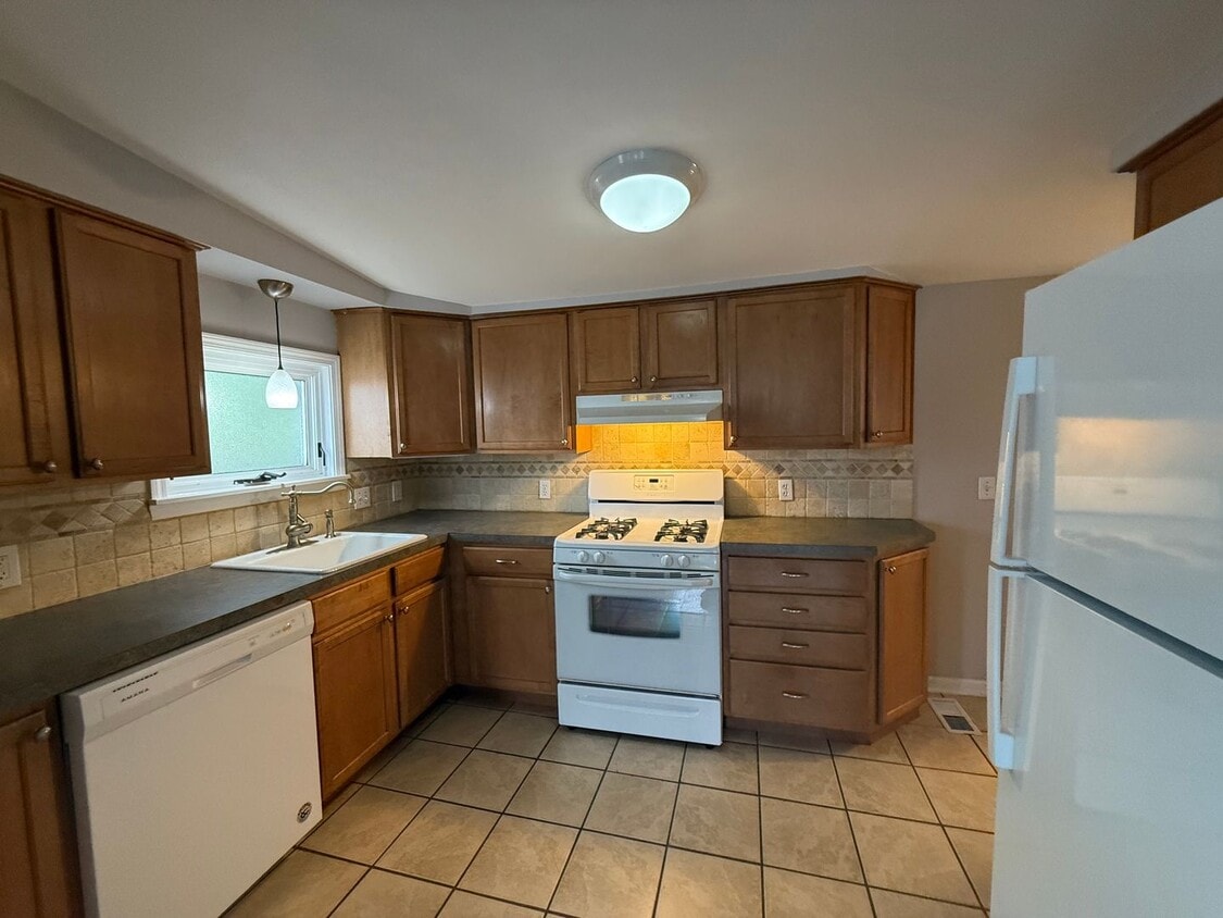 Primary Photo - Charming 2-Bedroom Home in Godwin Heights ...