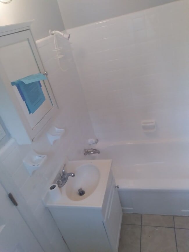 Foto del edificio - ROSEWOOD Beautiful 2 Bedroom 1 Bath