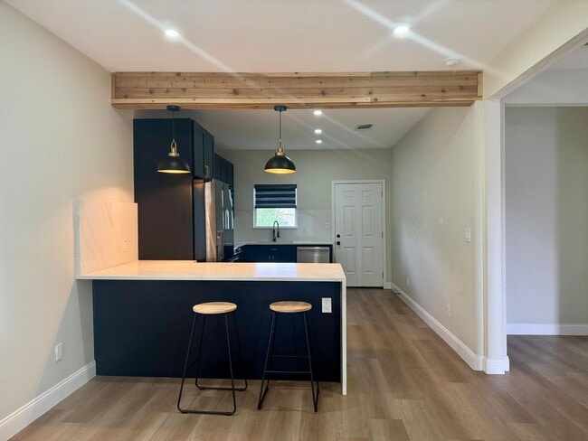 Building Photo - Modern Elegance for Rent in Prime San Anto...