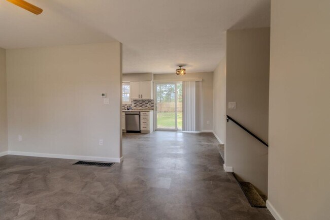 Foto del edificio - Bright & Updated 4-Bedroom Home Close to Everything