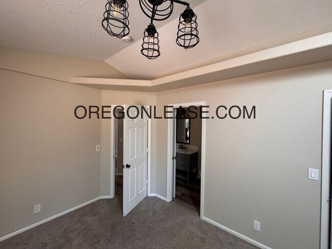 Foto del edificio - 3 bedroom 2 bath Cottage grove townhome