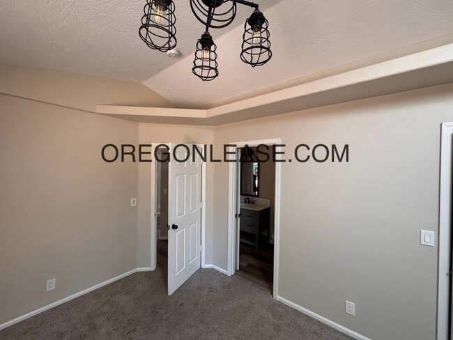 Building Photo - 3 bedroom 2 bath Cottage grove townhome