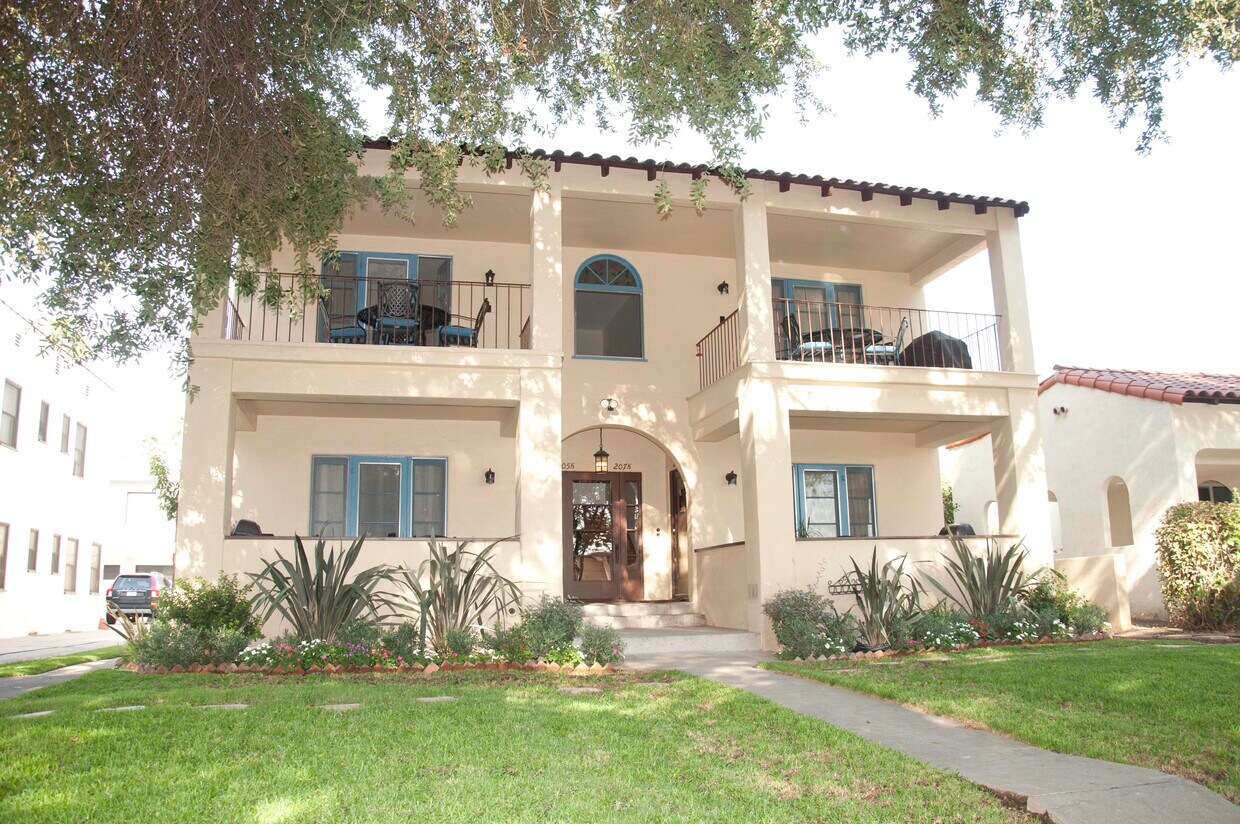 FAÇADE - 205 N Olive Ave
