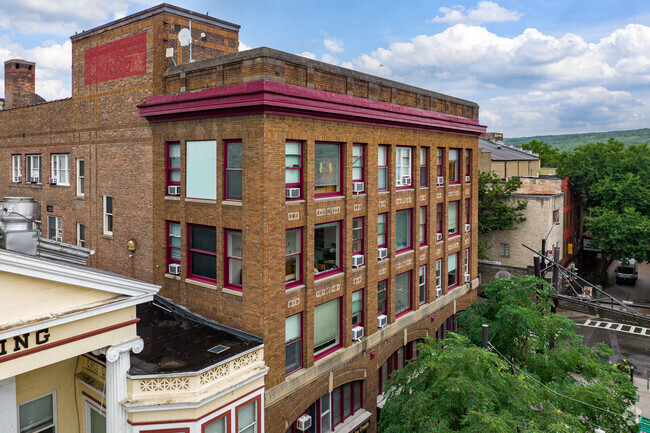 Building Photo - Commons West