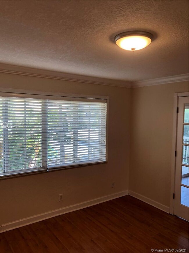 Building Photo - Three Bedroom unit in Victoria Park - Pine...
