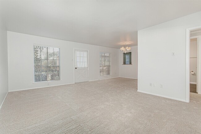 Foto del edificio - 6015 E University Blvd