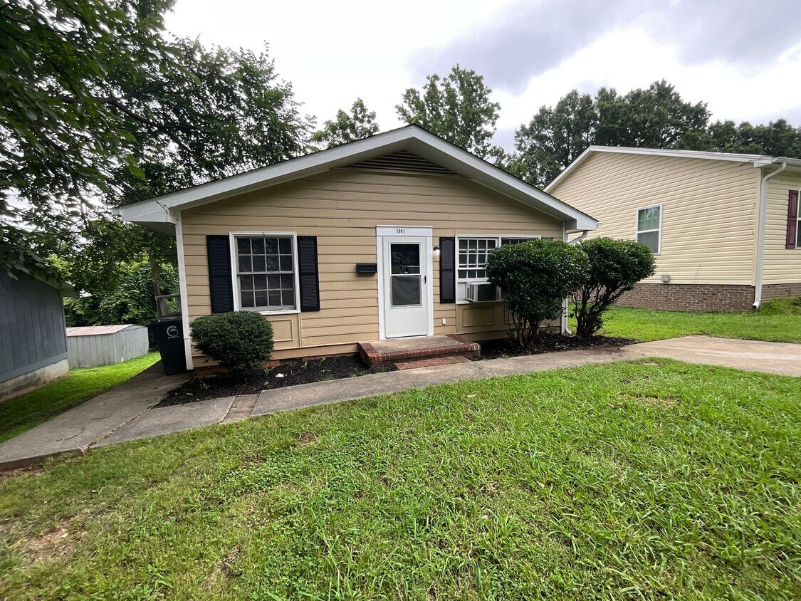 Foto principal - Charming Single Family Home - Convenient l...