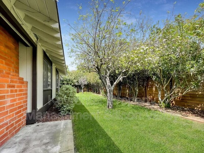 Building Photo - 933 Miramonte Ave