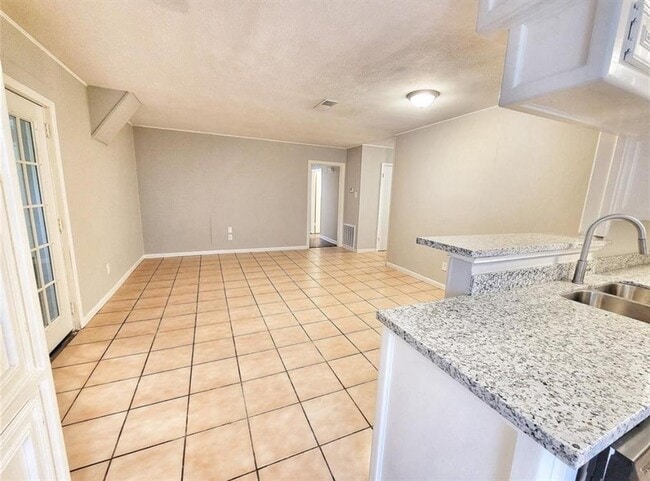 Building Photo - 612 Littlewood