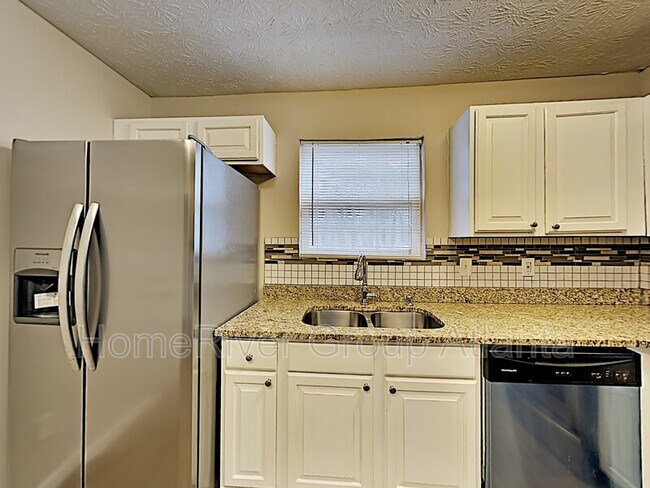 Building Photo - 622 Waynes Ct SE
