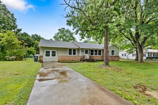 Building Photo - 4/2 in Springdale with a Huge Yard!