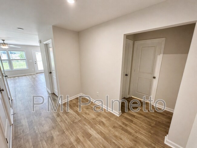 Foto del edificio - 4131 Half Mast Lp