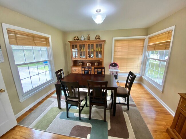 Building Photo - 2 Bedroom House South Burlington Available...