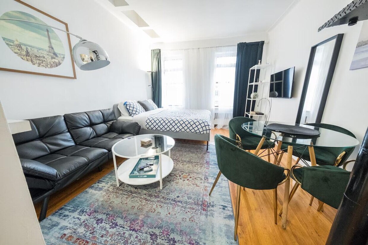 Foto principal - 328 E 74th St
