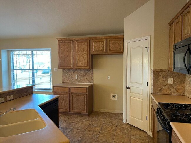 Foto del edificio - 3 BEDROOMS IN THE CENTER OF CEDAR PARK - C...