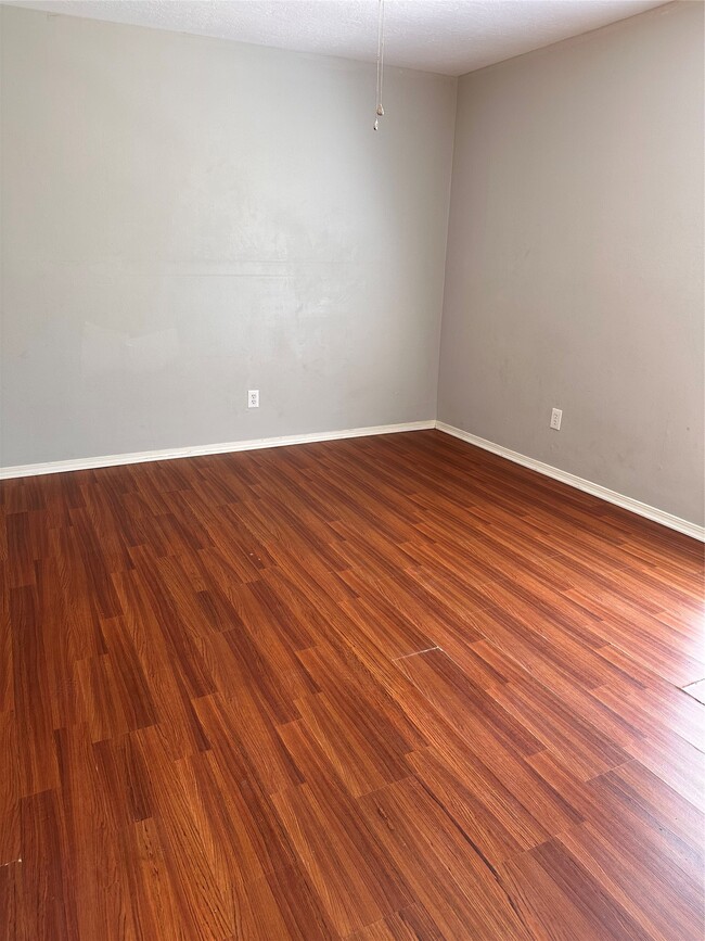 Building Photo - 3323 Brookdale Dr