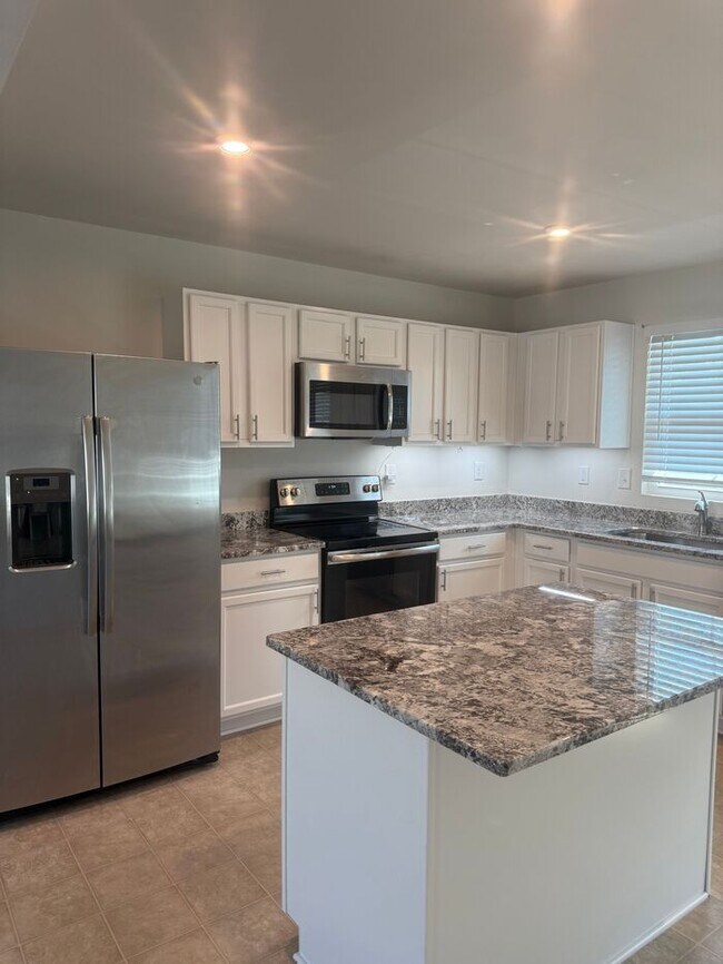 Foto del edificio - Newly Renovated 3BR Home in Prime Fort Mil...