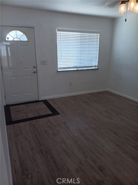 Foto del edificio - 1158 E Marshall Blvd