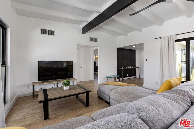 Foto del edificio - 44251 Russell Ln