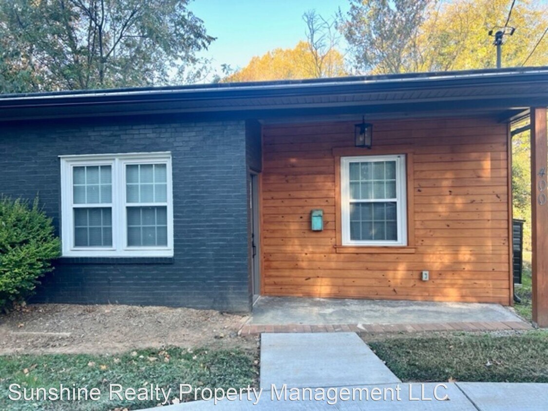 Foto principal - Studio, 1 bath House - 400 W Elm St