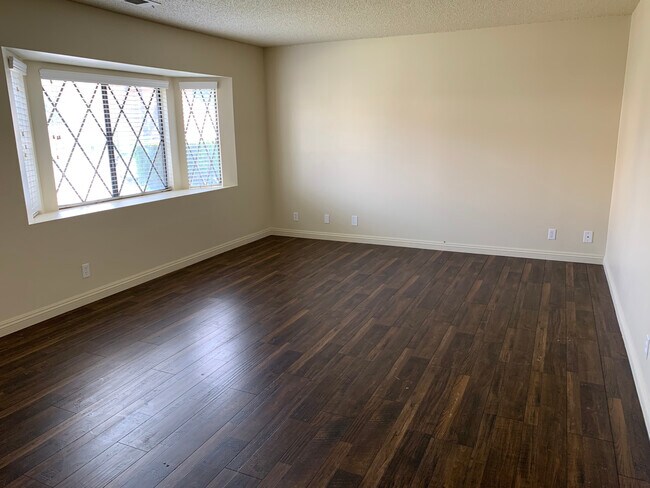 Living Room - 10407 Western Ave