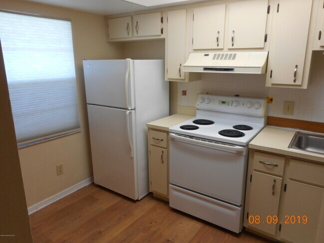 Building Photo - 1010 Pine Tree Dr