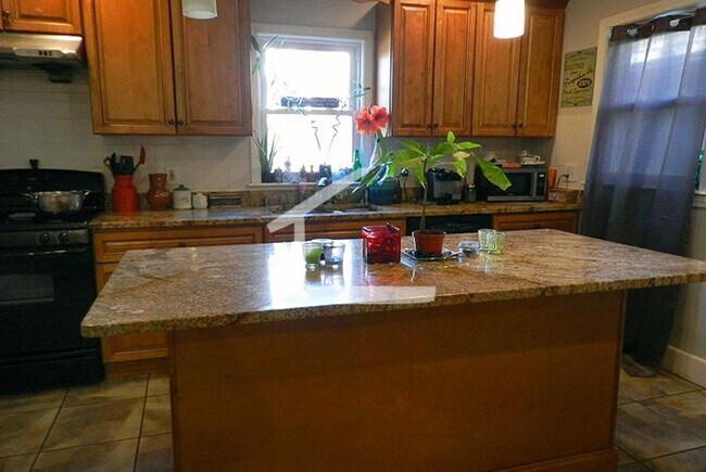 Foto del edificio - BIG ALLSTON 6 BED 2 BATH WITH EAT-IN KITCH...