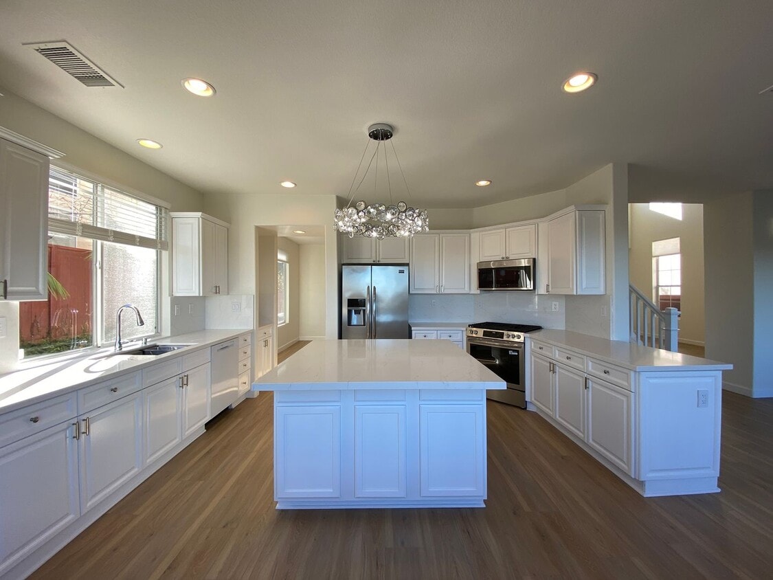 Foto principal - Gorgeous 4 Bedroom Carlsbad Home With A Stunning View and Solar!