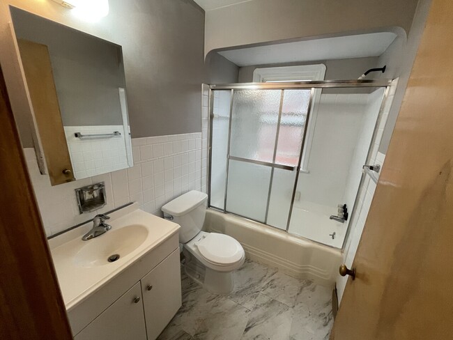 Foto del edificio - 13705 Lakewood Hts Blvd