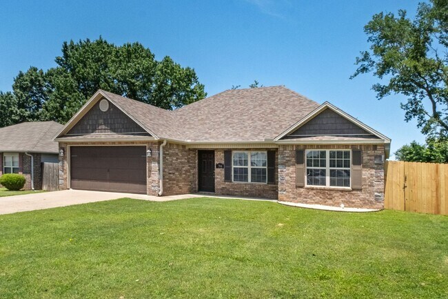 Building Photo - Charming 3 Bed, 2 Bath Home | Fenced Yard ...