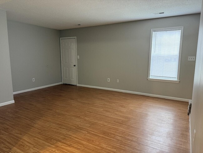 Building Photo - 2105 Live Oak Ln