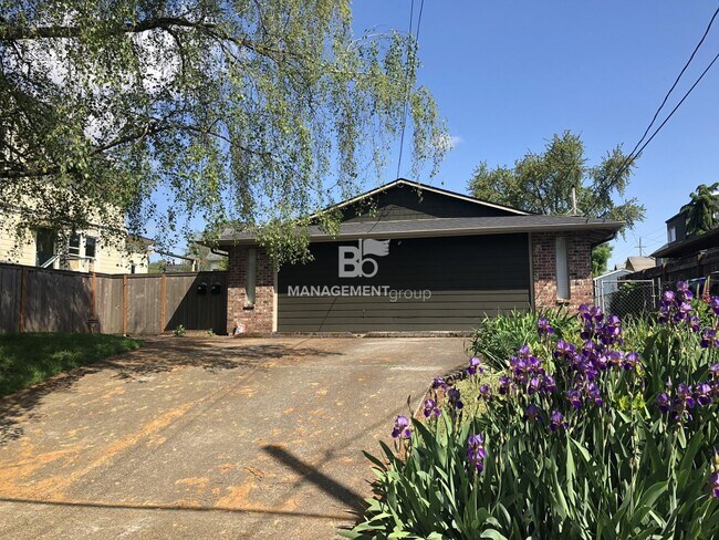 Building Photo - Close-in NE Portland Duplex Walking Distan...