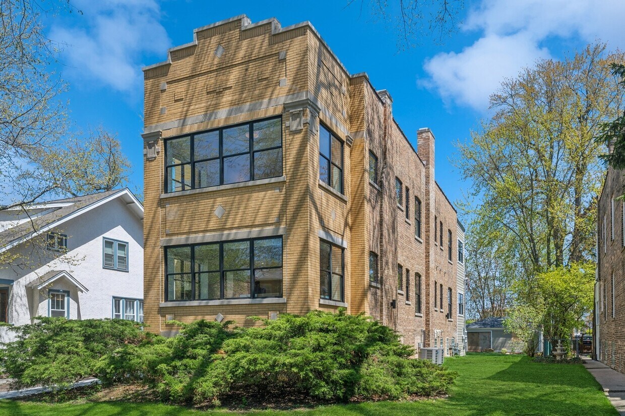 Foto principal - 2755 Eastwood Ave