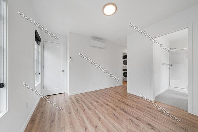 Foto del edificio - Modern Three-Story Townhouse in Hosford-Ab...