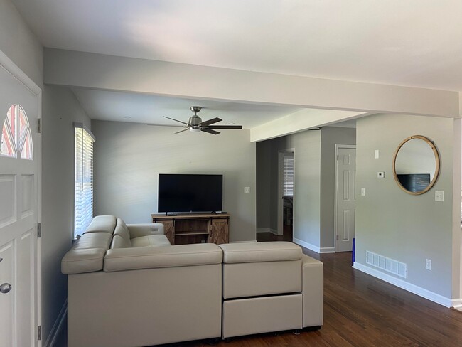 Building Photo - 2789 Meadowview Dr SE