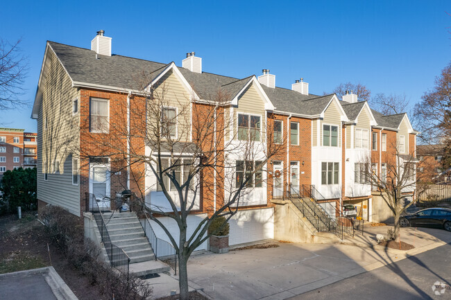 Building Photo - 238-246 N Village Ct