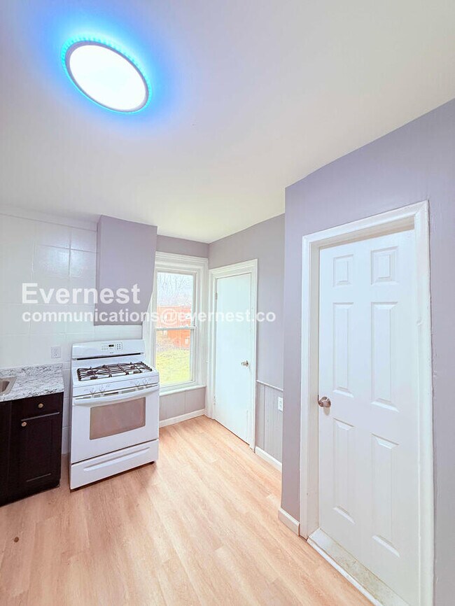 Building Photo - 3 Bed/1 Bath Home with Off-Street Parking / Pet-Friendly / Available Now!