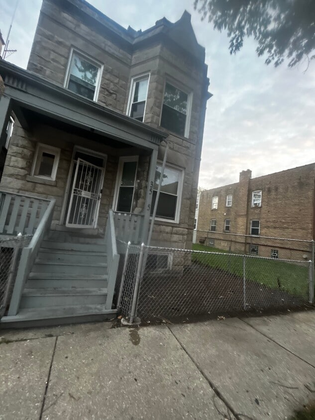 Photo - 3535 W Walnut St (Chicago, IL)