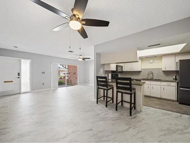 Building Photo - 5428 Larchmont Ct