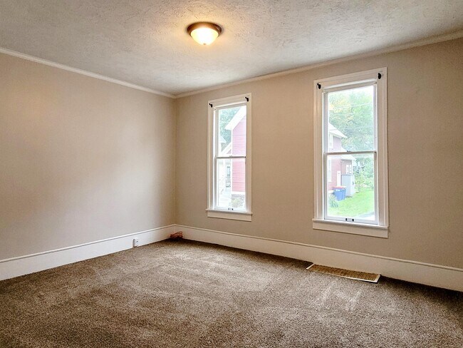 Building Photo - 332 Visser Pl SE