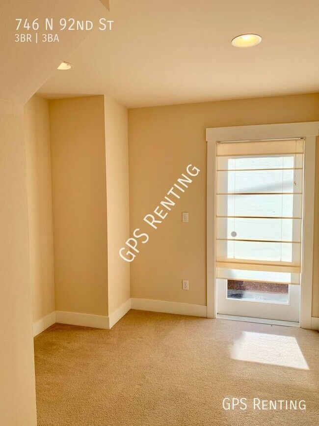 Building Photo - Greenwood N. Seattle 3 bd Stand-Alone Town...