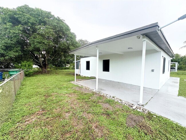 Foto del edificio - 16450 NW 23rd Ct