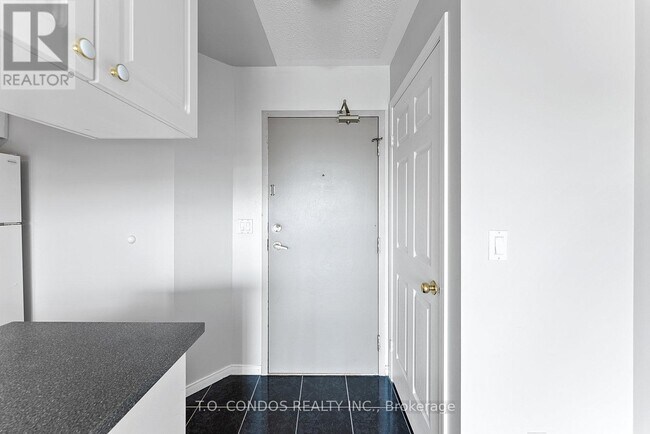 Photo du bâtiment - 909 Bay St.