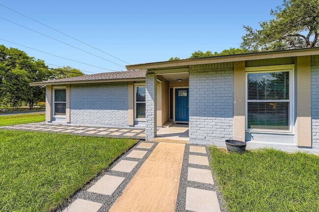 Foto del edificio - 10815 Lambert Cir