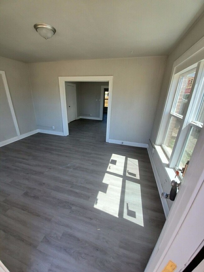 Building Photo - 212 W Parsonage