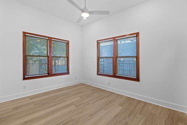 Foto del edificio - 1308 E 12th St